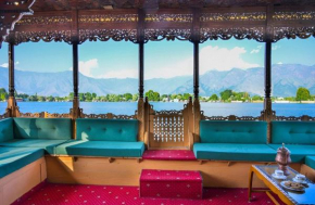 The zeenat group of houseboats
